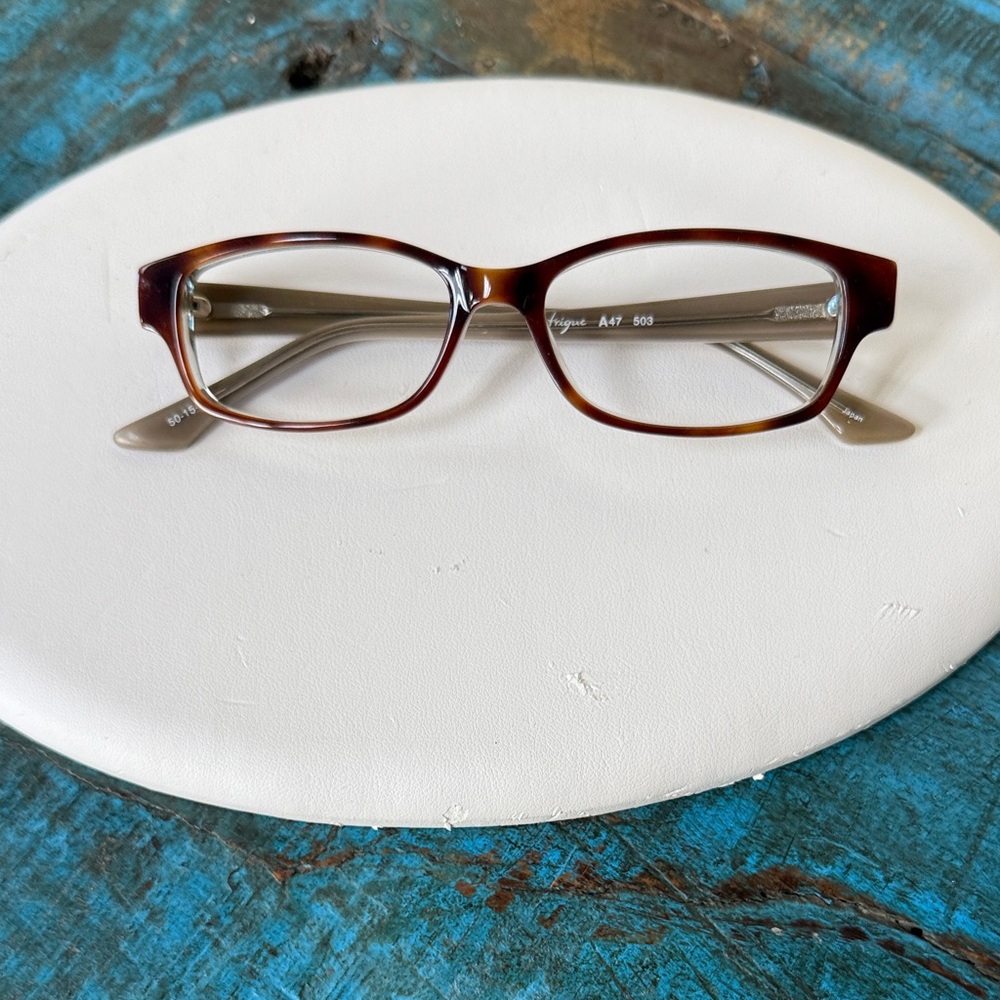 Intrigue is a petite Tortoise Shell Square Glasses
Never worn